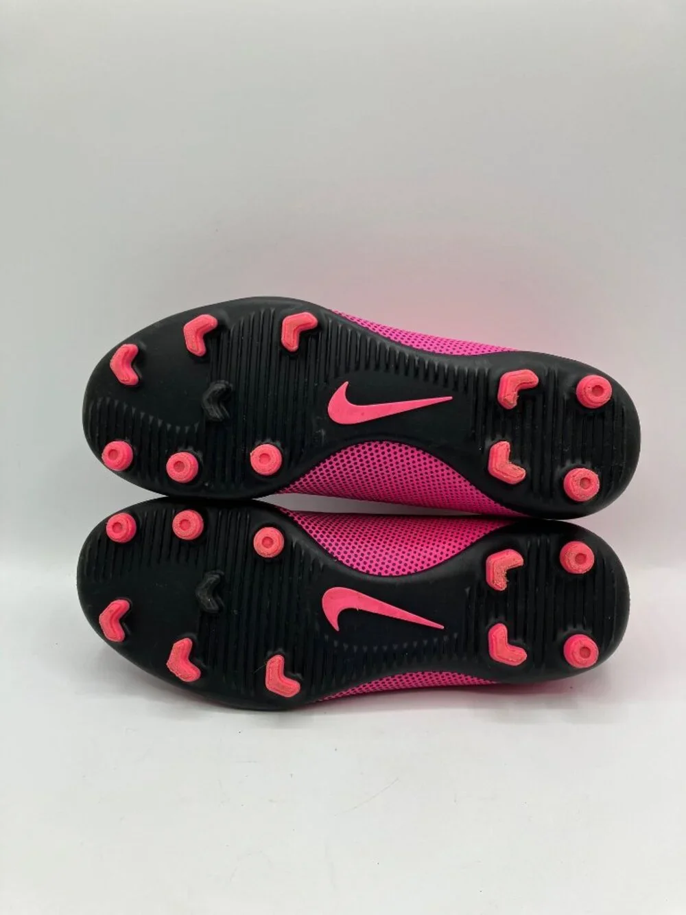 Nike Soccer Cleats Bravata II Youth Size 4 Hot Pink & Black Logo